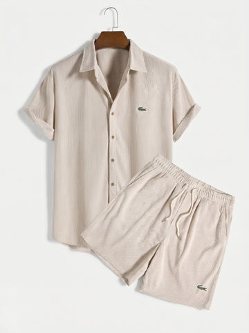 Komplettes Outfit-Set aus strukturiertem T-Shirt und Shorts